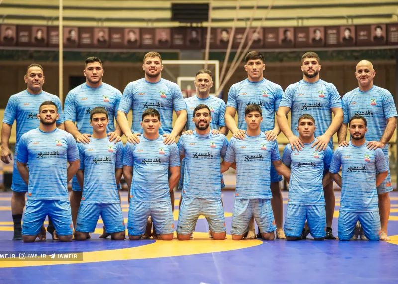 حسن یزدانی در کنار جوان ها در راه زاگرب