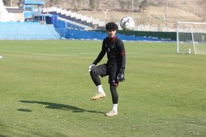 پیکان از جوان‌ترین گلر لیگ رونمایی کرد(عکس)