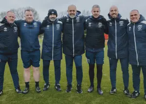 سرمربی تراکتور در لندن فرود آمد! (عکس) 