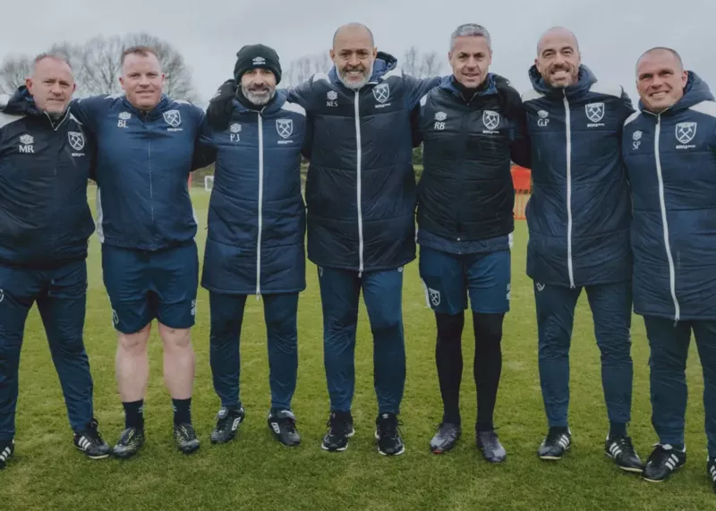 سرمربی تراکتور در لندن فرود آمد! (عکس) 