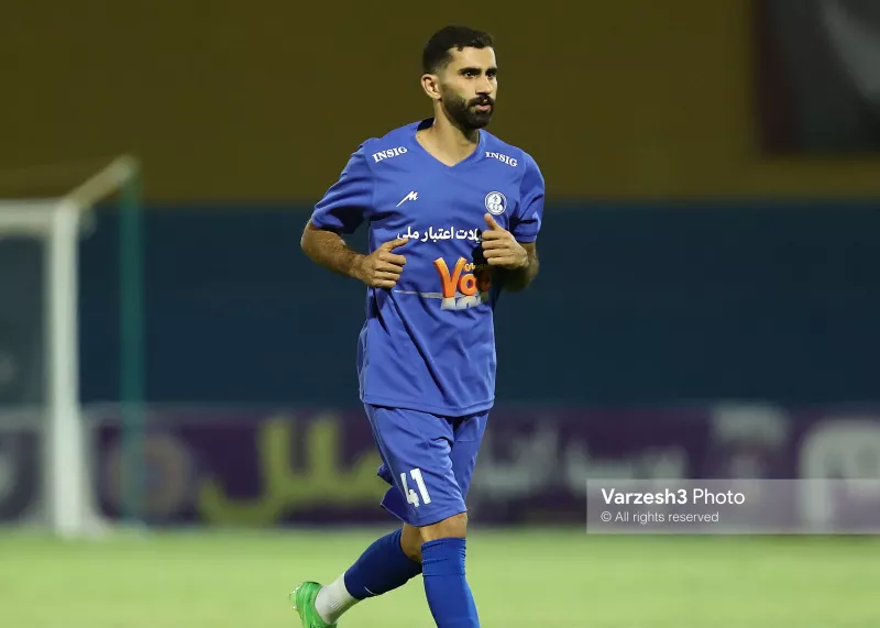 کمک بازیکن خوزستانی به سیل‌زدگان اندیمشک(عکس)