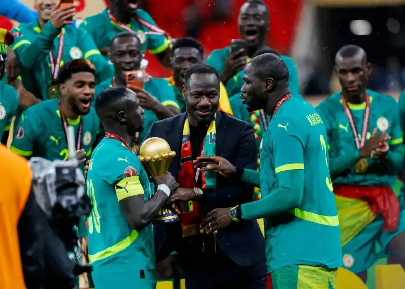 بازوبند و جام، پاداش مانه برای تصمیم بزرگ