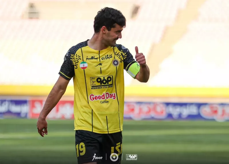 نورافکن بازوبند سپاهان را امانت گرفت!