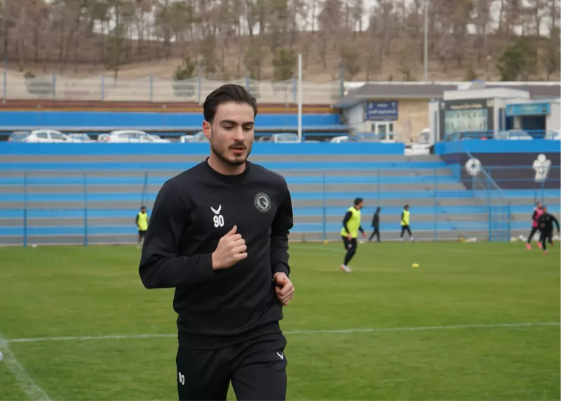 بازگشت کسری طاهری به زمین چمن(عکس)