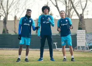 خارجی‌های وفادار چادرملو، خندان در تمرینات