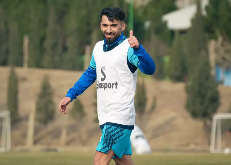 ستاره پُرمشتری لیگ پا به توپ شد (عکس)