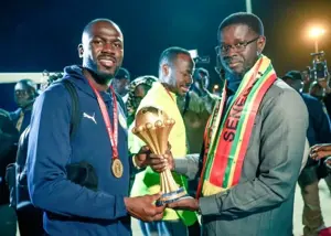 شیرهای سنگال در آغوش رییس دولت