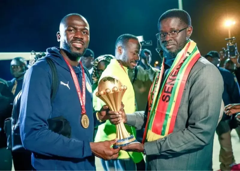 شیرهای سنگال در آغوش رییس دولت