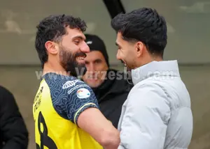 استقلالی جنجالی به سوی نیمکت پرسپولیس! (عکس)