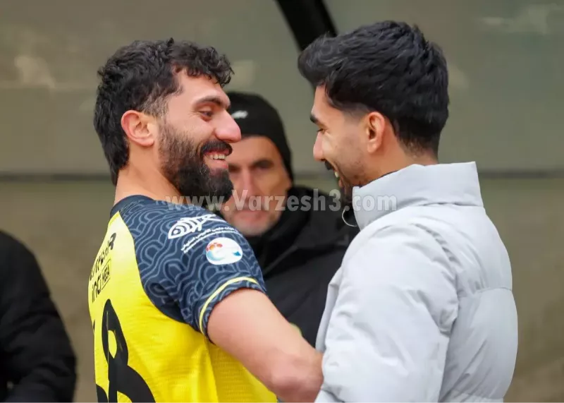 استقلالی جنجالی به سوی نیمکت پرسپولیس! (عکس)