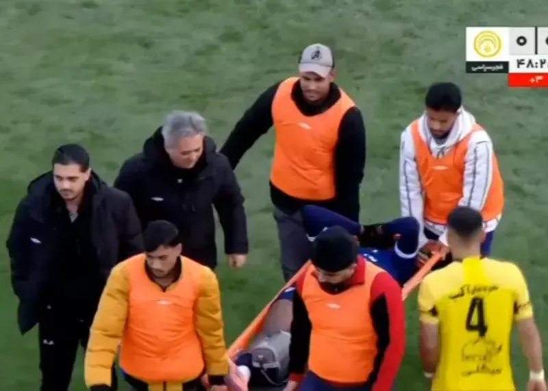 هافبک گل‌گهر را با برانکارد به رختکن بردند