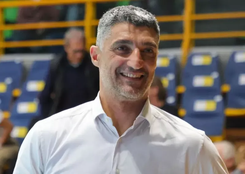 قهرمان المپیک به یک باره از اخراج گریخت 