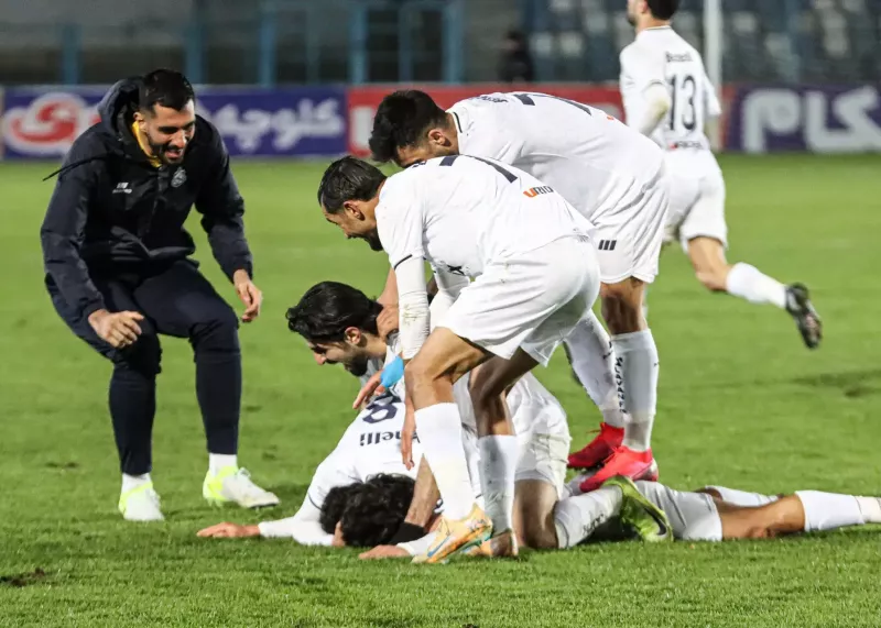 فخریان بعد از گل، خطر شکستگی کمر (عکس)