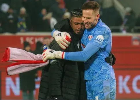 گریه شدید بنجامین روی چمن سبز