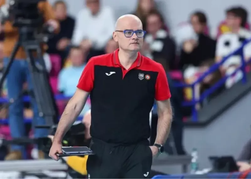 سرمربی لوبه به سیم آخر زد: برای هواداران متاسفم