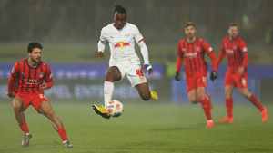 حضور ناگهانی پلیس در رختکن لایپزیش!