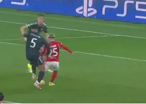 جنجال در پرتغال: داور سر رئال مادرید را برید؟ (عکس)