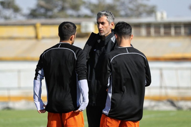 سرمربی لیگ برتری شایعه جدایی را کنار زد