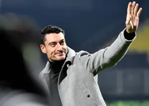 رسمی: مربی جوان و ناشناس روی نیمکت فرانکفورت