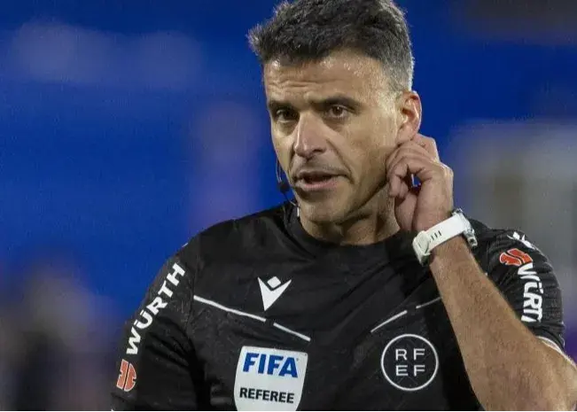 داور بازی جنجالی بارسلونا تعلیق شد