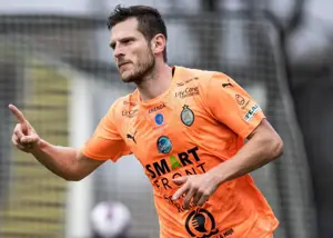 حریف استقلال یک مهاجم انگلیسی گرفت