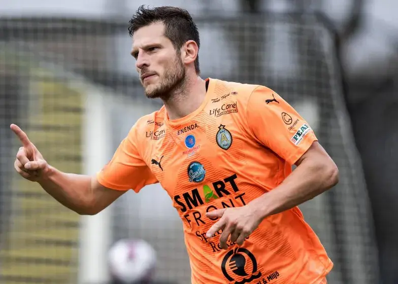 حریف استقلال یک مهاجم انگلیسی گرفت