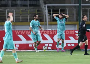 تیر دروازه، مانع ثبت ششمین گل فراز به استقلال (عکس)