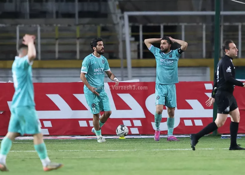 تیر دروازه، مانع ثبت ششمین گل فراز به استقلال (عکس)