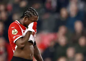 یونایتد ستاره ناکام را از پای هواپیما برگرداند!