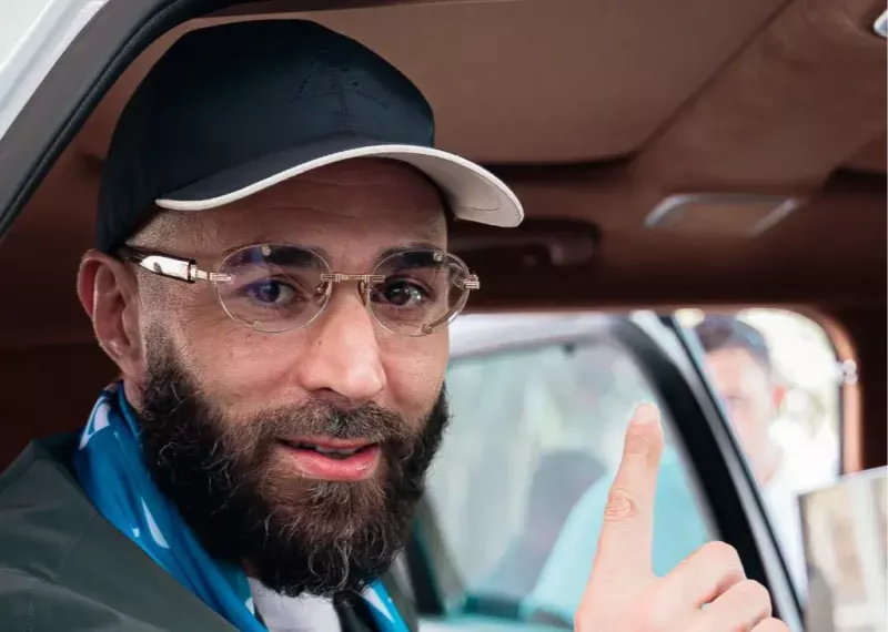 بنزما با شال و لباس آبی: خوشحالم اینجا هستم