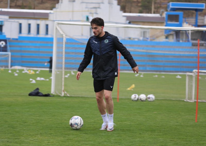 کسری طاهری در تمرینات گروهی پیکان!