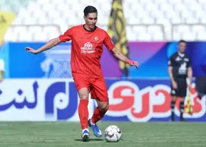 نادری، آماده و سرحال در چپ تراکتور