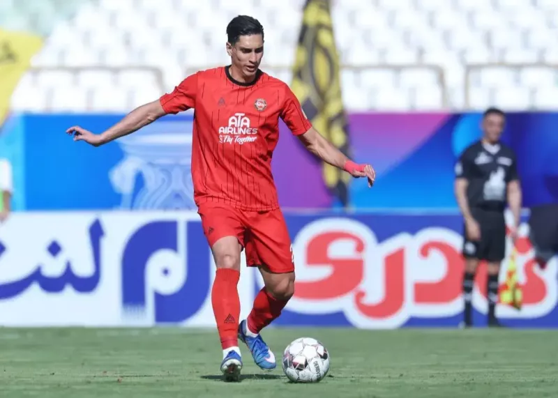 نادری، آماده و سرحال در چپ تراکتور