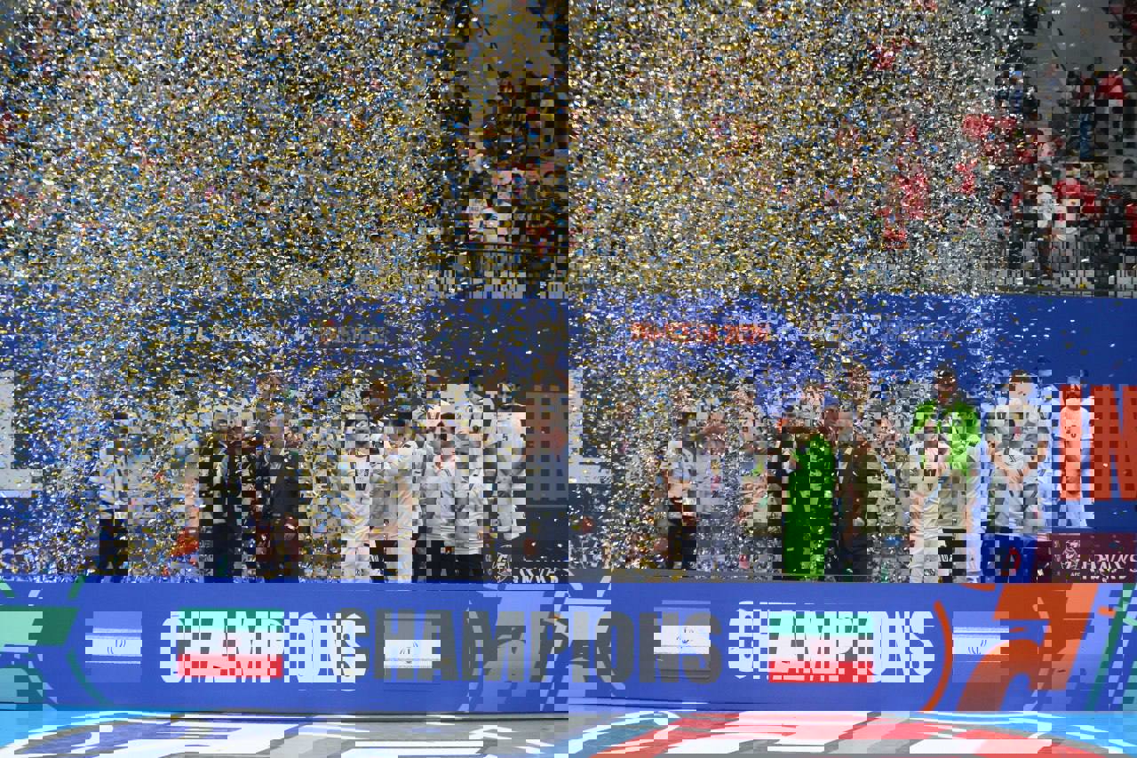 قهرمان آسیا به وطن بازگشت