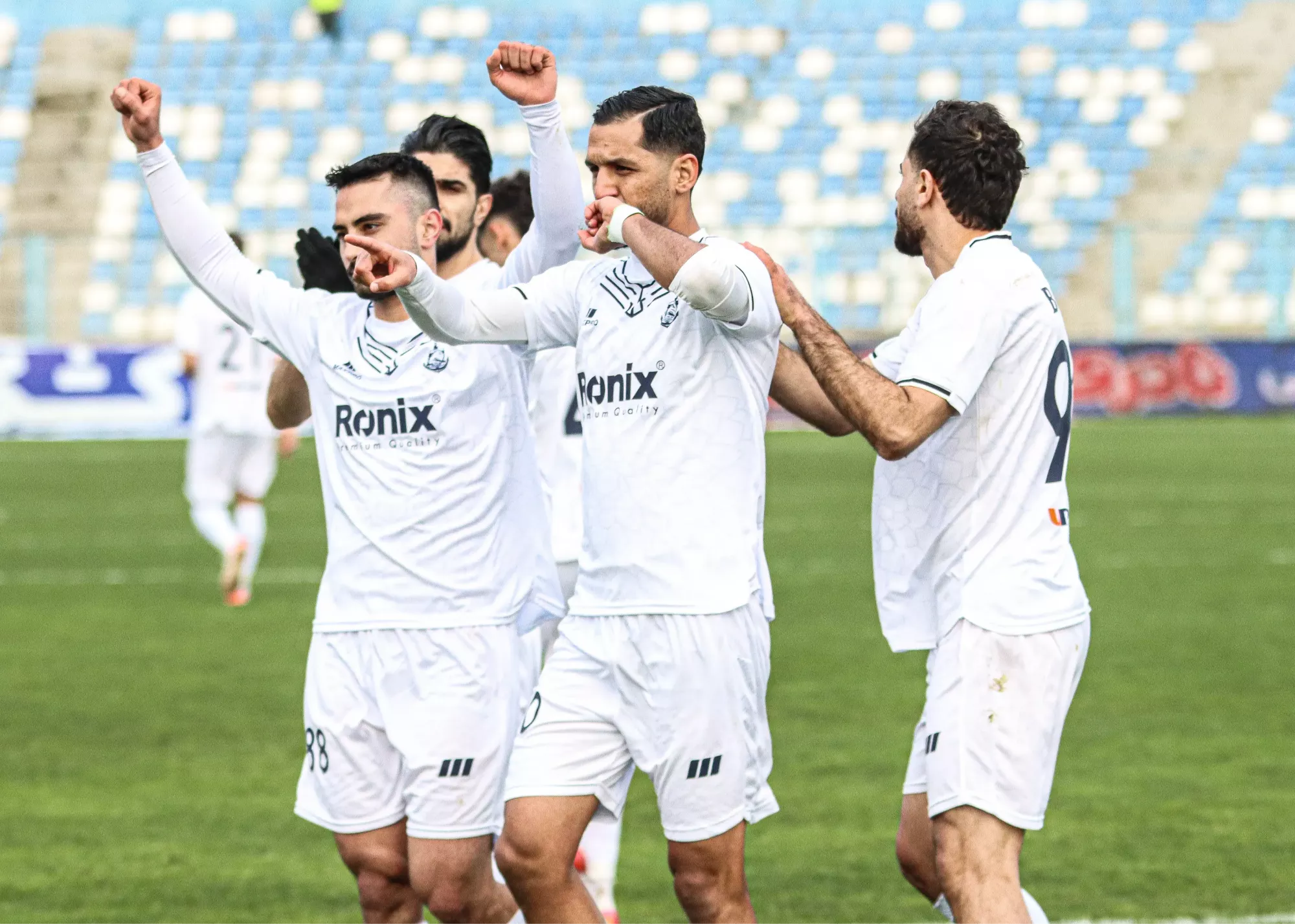 تماشاگران باخت پرسپولیس از پشت بام! (عکس)