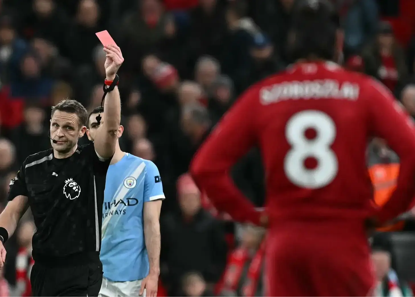 عصبانیت گری نویل: وی‌ای‌آر شادی‌کُش است