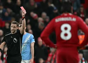 عصبانیت گری نویل: وی‌ای‌آر شادی‌کُش است