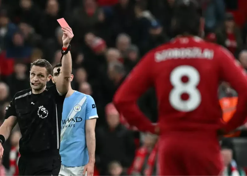 عصبانیت گری نویل: وی‌ای‌آر شادی‌کُش است