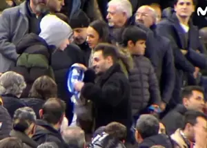 حمله و توهین به هوادار رئال روی سکوهای مستایا