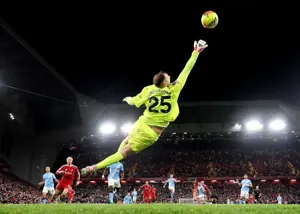 واکنش جالب پپ به مهار نجات‌بخش دوناروما (عکس)