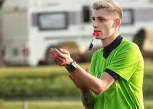 حمله به داوری که در استادیوم خواستگاری کرد!