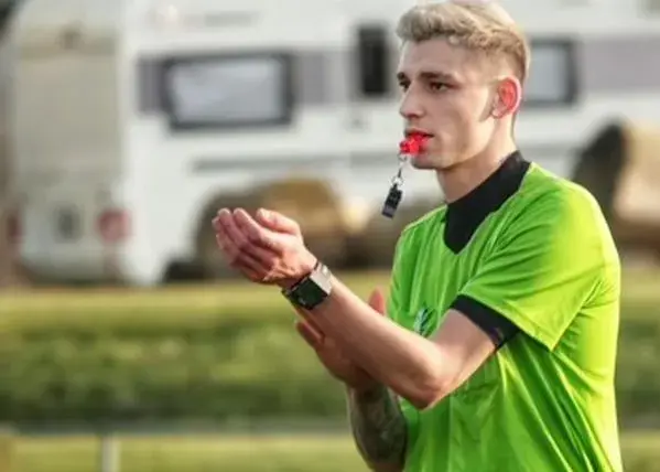 حمله به داوری که در استادیوم خواستگاری کرد!