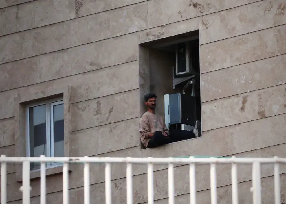 خاص‌ترین تماشاگر فوتبال در تراس خانه!(عکس)