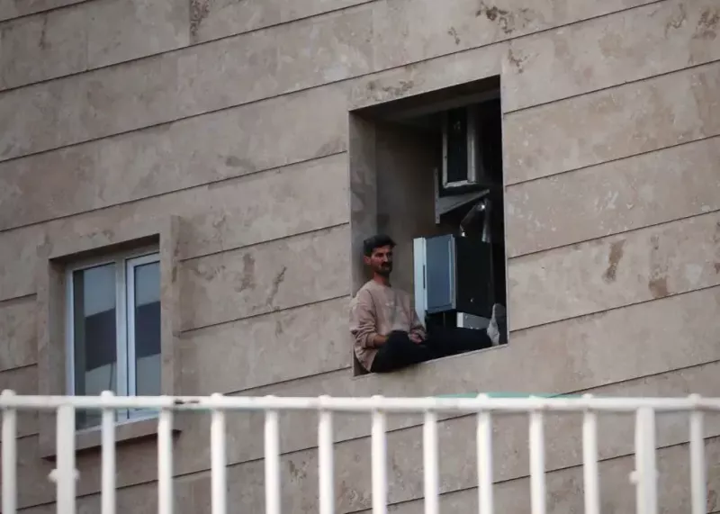 خاص‌ترین تماشاگر فوتبال در تراس خانه!(عکس)