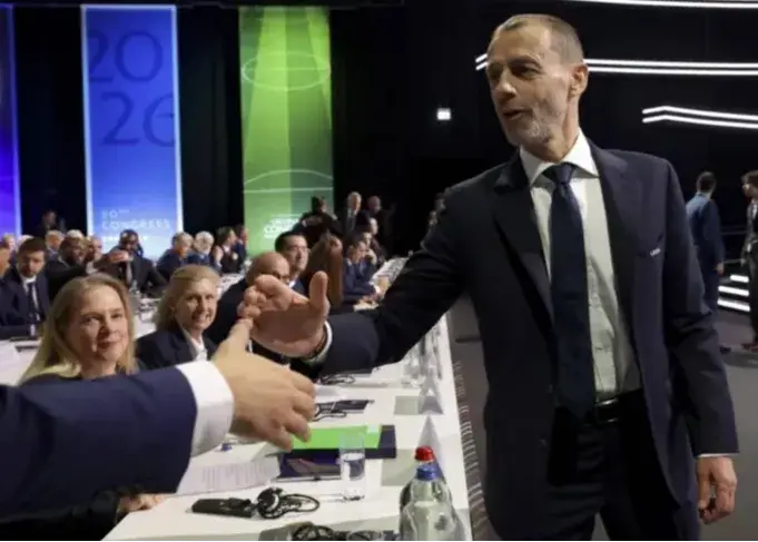 رئیس یوفا: ذره‌ای از احترامم به پرز کم نشد