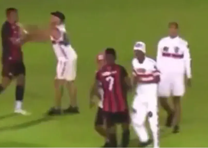 هجوم هواداران به زمین و حمله به بازیکنان خودی!