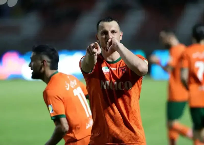 مهاجم سابق استقلال کفش طلا پوشید!(عکس)