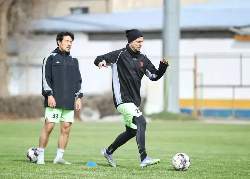 پیچیدگیهای زندگی یک بازیکن کرهای در ایران (عکس)