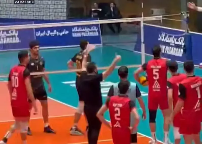 خون جلوی چشمش را گرفت: مربی تیم‌ملی وسط زمین