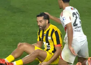 کارت قرمز برای چیدن موی قدوس در زمین! (عکس)